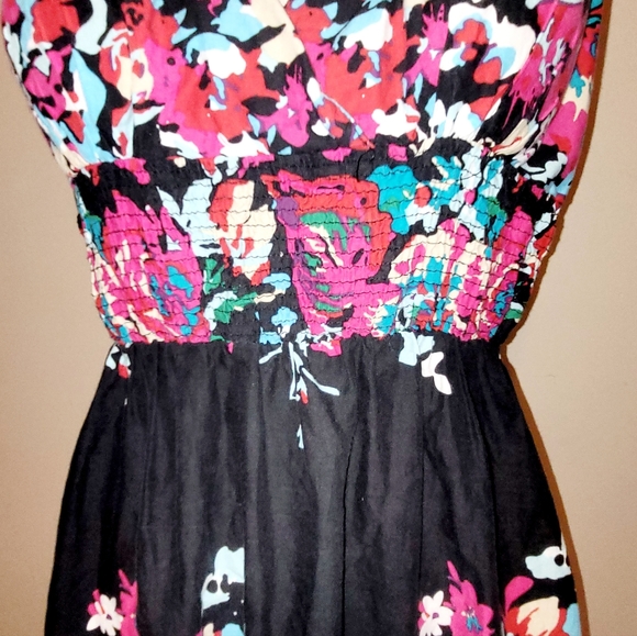 CUTE HALTER DRESS!! 👗 - Picture 3 of 8